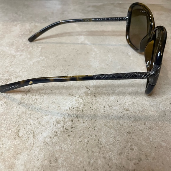 Burberry Sunglasses in Tortoiseshell - Picture 6 of 8